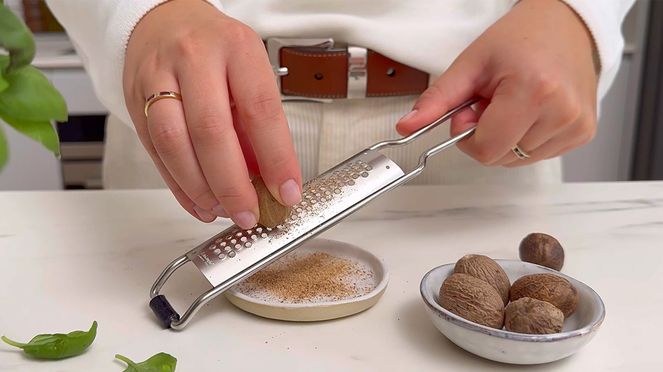
                    The nutmeg grater is ideal for adding flavour and texture to dishes
