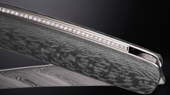 
                    The sknife pocket knife diamond carbon combines watchmaking expertise with knife craftsmanship