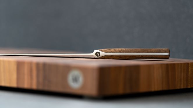 
                    couteau à jambon Caminada avec étui en bois sur le bloc à hacher Caminada