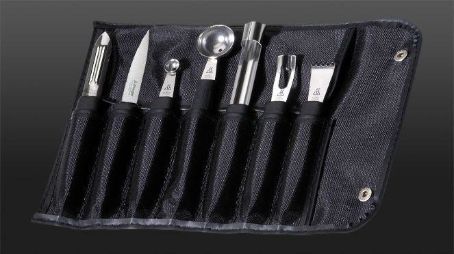 
                    Set de garniture rempli d'outils de cuisine classiques dans une trousse en nylon robuste