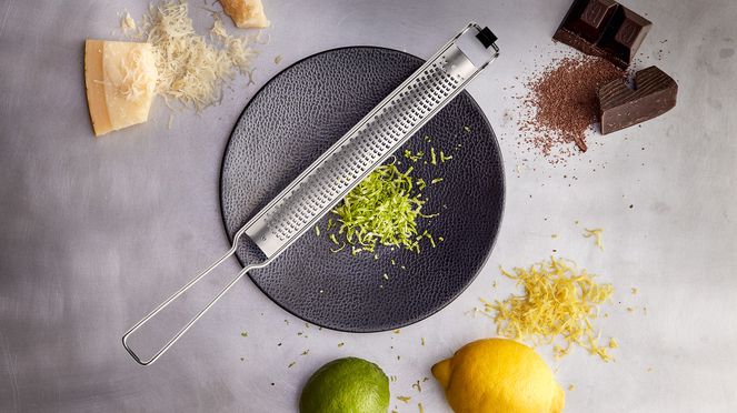 
                    La râpe à zeste est surtout indiquée pour râper les agrumes; grâce à sa longueur, elle est très efficace