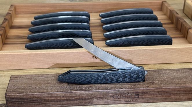 
                    Pocket knife damask carbon: customised version with carbon handle scales and a blade and back made of damask steel