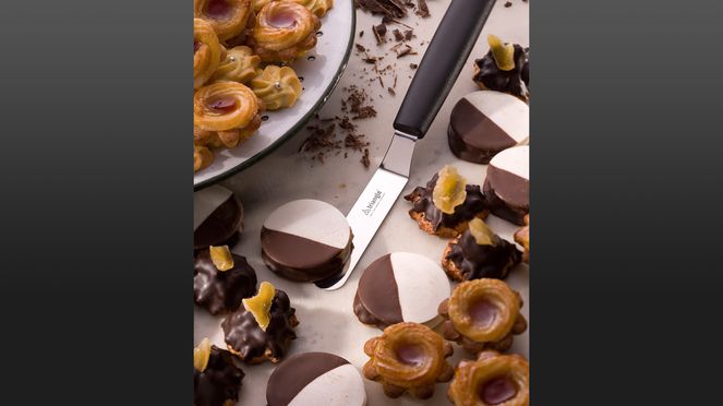 
                    La spatule à confiserie triangle® idéal avec les pâtisseries