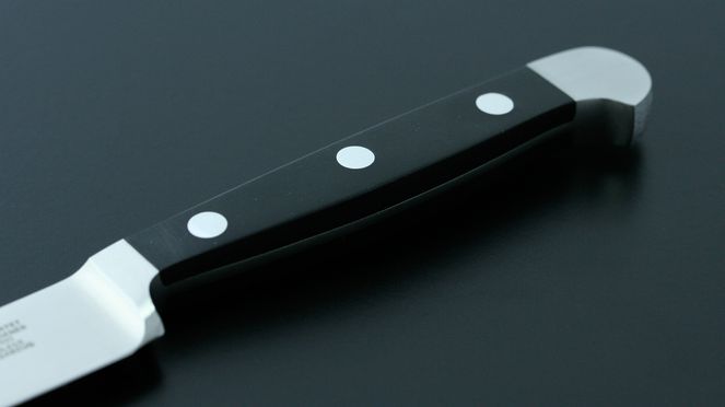 
                    Le couteau à fromage Alpha possède un manche finement poli.