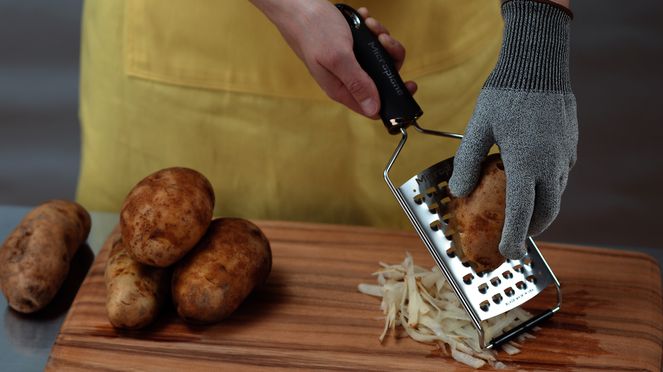 
                    Rösti rasp in use