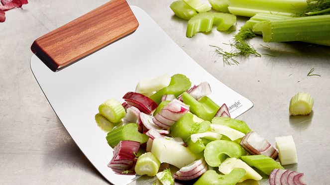 
                    Mit der triangle Gemüseschaufel lässt sich Gemüse mühelos vom Schneidebrett in Pfanne oder Schüssel transportieren