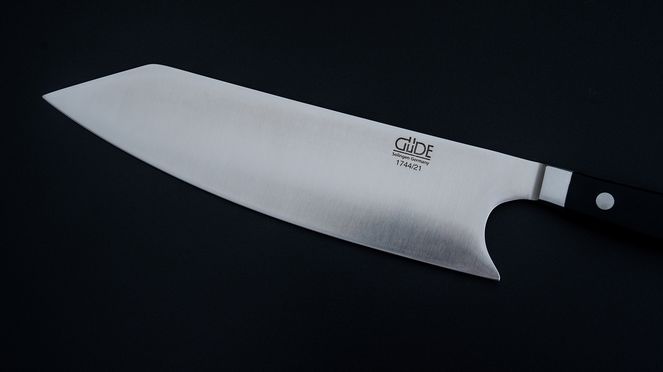 
                    Kiritsuke Alpha: hand-forged in Solingen from stainless chrome-vanadium-molybdenum steel
