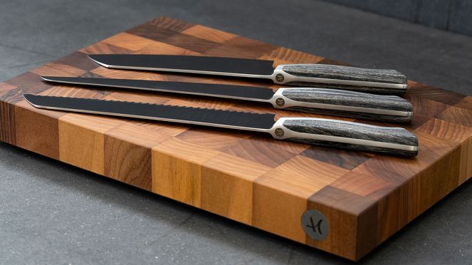 
                    Caminada planche à découper en bois de noyer avec des couteaux de la série frêne Caminada
