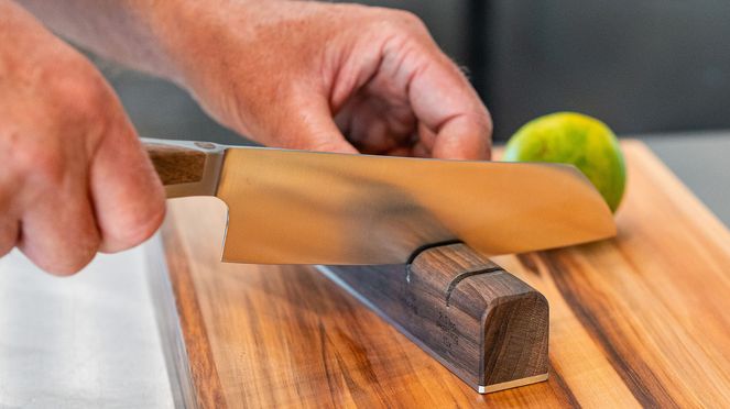 
                    Le Santoku Caminada peut être affuté parfaitement avec l'affûteur sknife