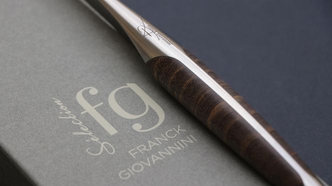 
                    Incisione Franck Giovannini su coltello sknife & box