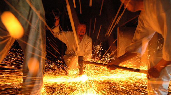 
                    Forging process of the Nagare Black utility knife