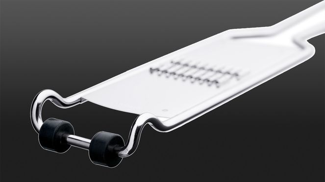 
                    A practical stand with anti-slip nubs ensure a secure hold of the julienne grater