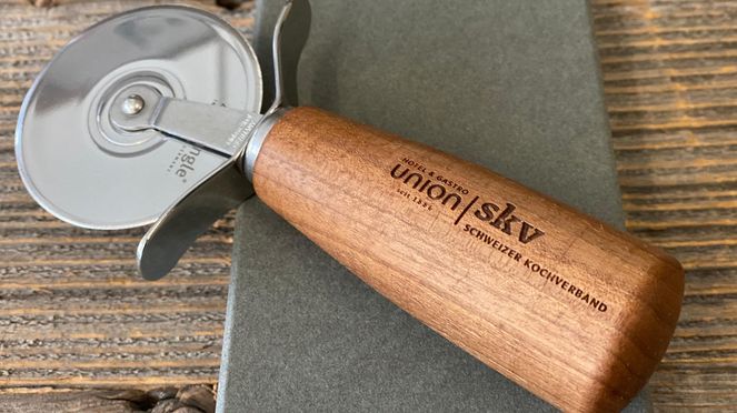 
                    triangle® pizza cutter refined with en engraving