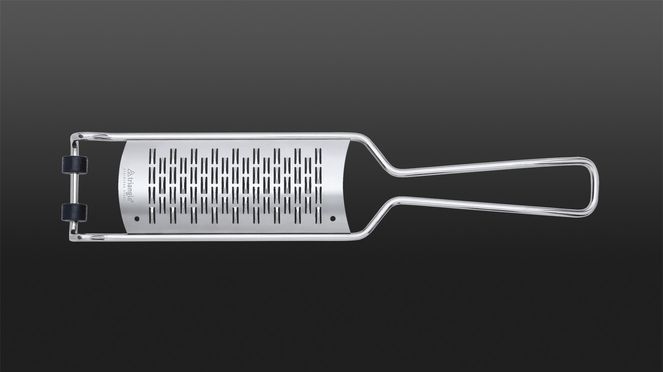 
                    La râpe à double tranchant de triangle en acier inoxydable est extrêmement tranchante grâce à un procédé spécial de photogravure
