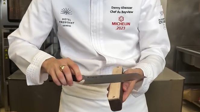 
                    Thanks to the diamond-coated leather of the New Edge knife sharpener by Danny Khezzar, even Japanese knives can be sharpened to razor-sharpness