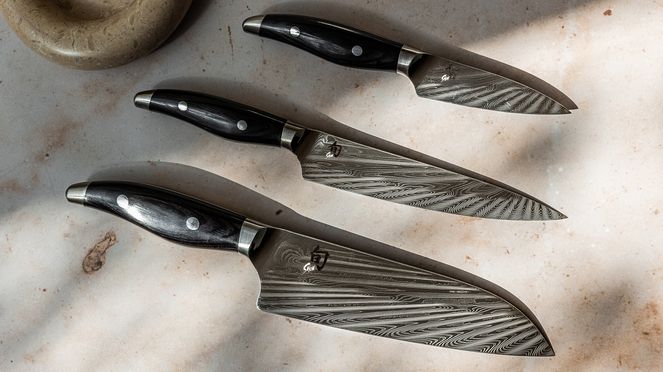
                    The artistically designed pattern of the Nagare Black utility knife reveals the radiating Damascus pattern