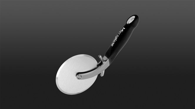 
                    La lame en acier inoxydable de la roulette à pizza professionnel; tranchante comme une lame de rasoir, bien connu des râpes Microplane®