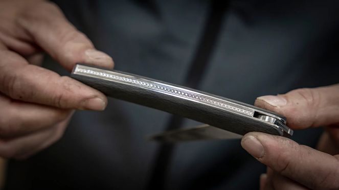 
                    Pocket knife diamond carbon: with blade back set with 51 diamonds a technical masterpiece