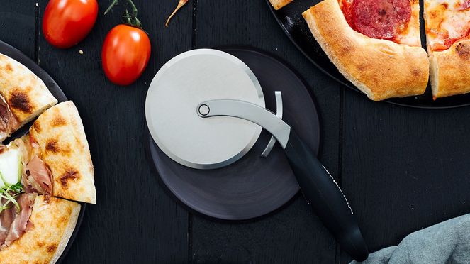 
                    Le couvercle fourni avec la roulette à pizza protège la lame contre les dommages et sert comme tampon de pâte